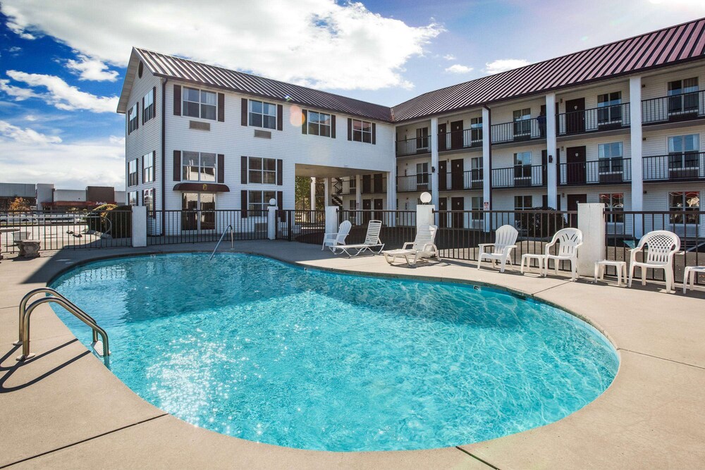 Super 8 By Wyndham Sevierville Riverside 35/45