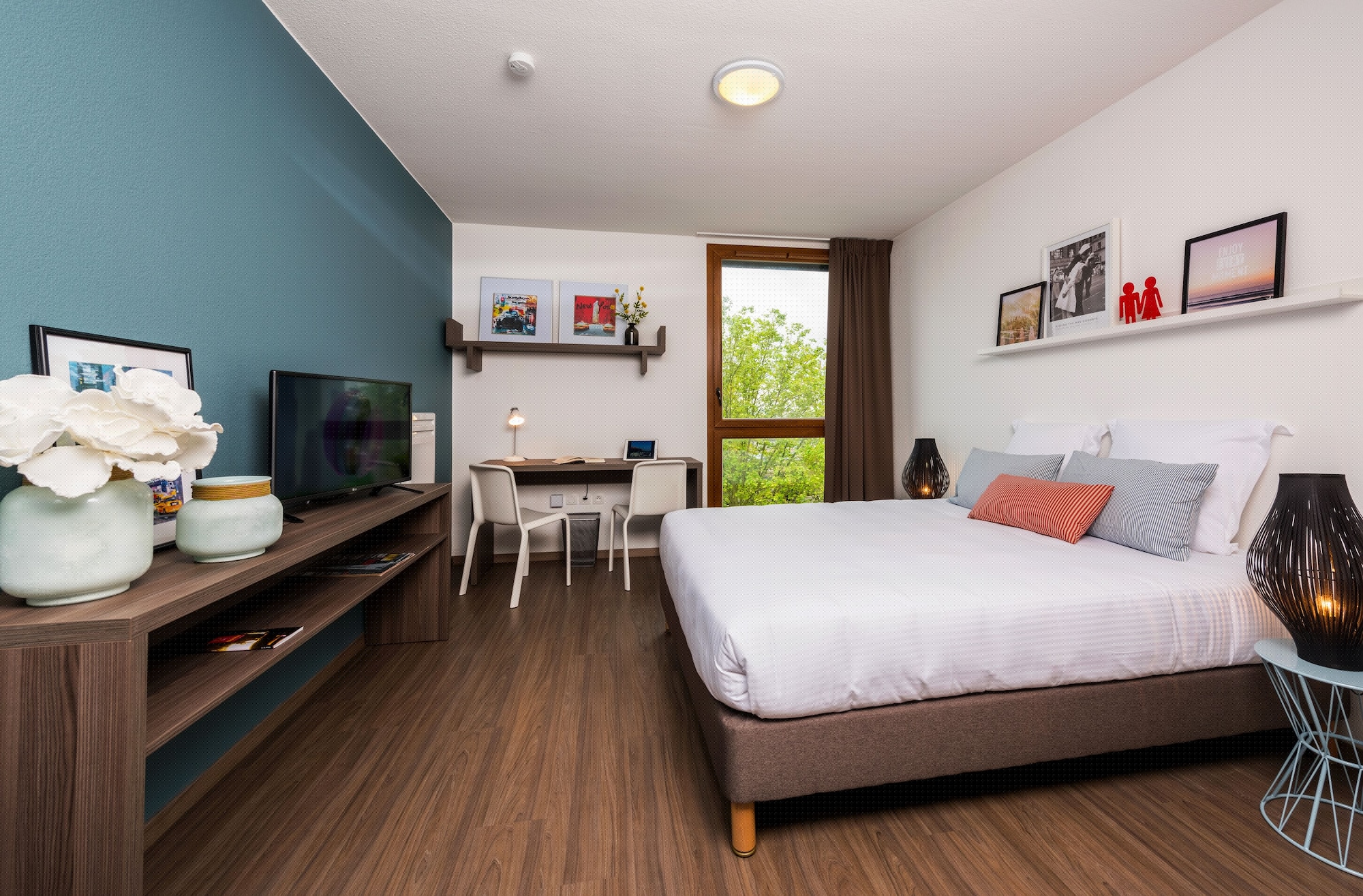 1 BEDROOM, FAMILY SUITE, KITCHENETTE