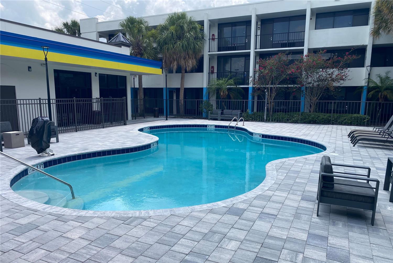 Days Inn & Suites by Wyndham Orlando Airport 26/28