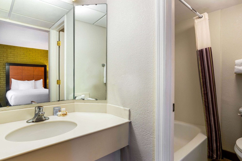La Quinta Inn Tampa Airport Stadium Westshore 10/29