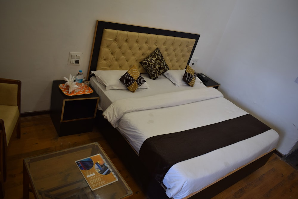DELUXE, KING BED, SMOKING