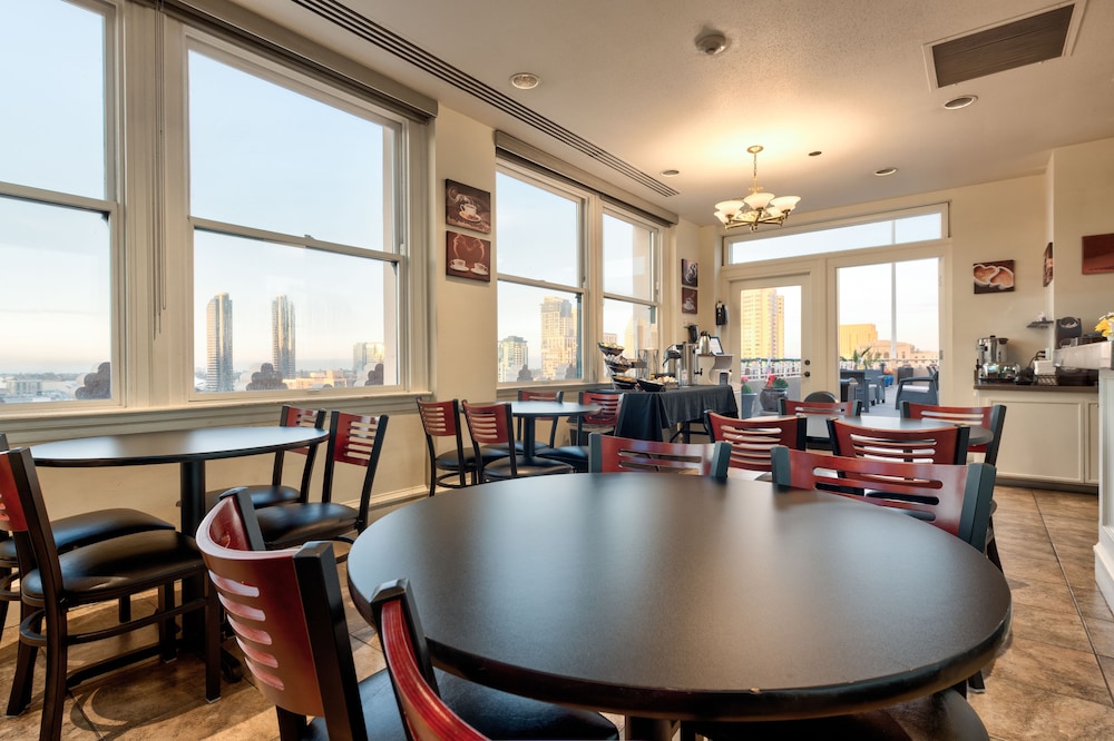 Gaslamp Plaza Suites 58/68