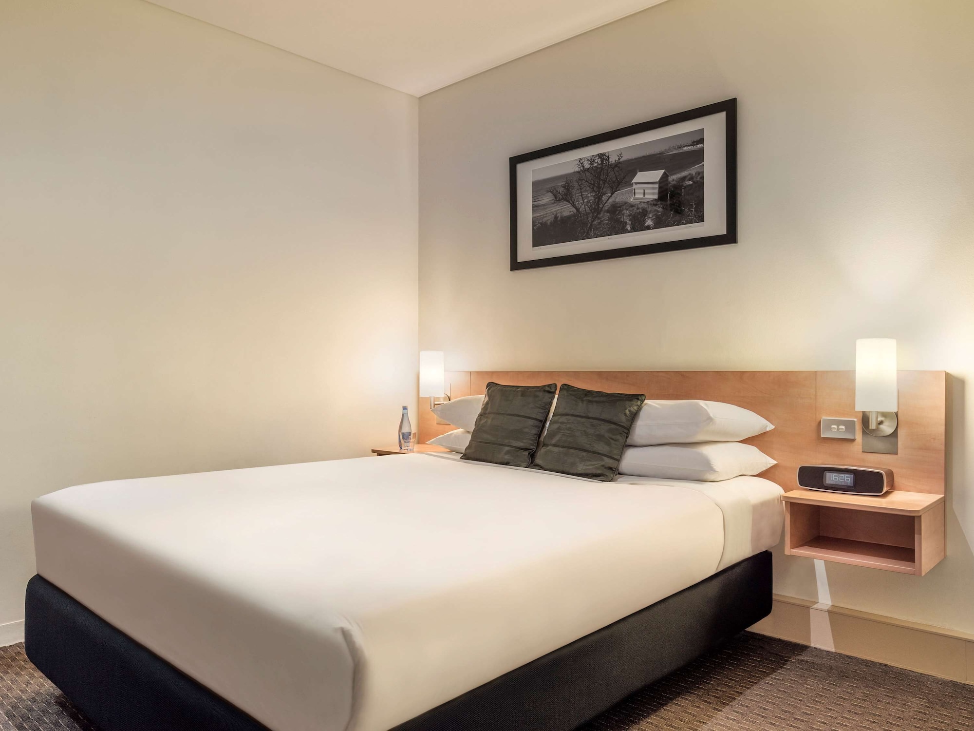 STANDARD, QUEEN BED