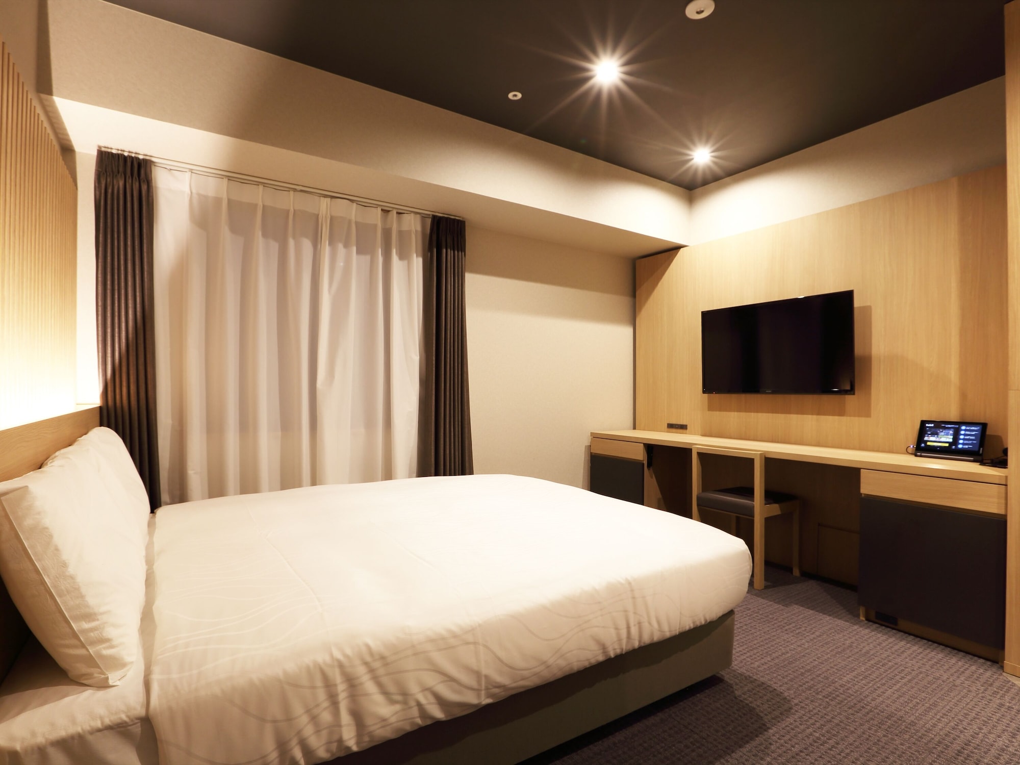 ROOM, DOUBLE BED