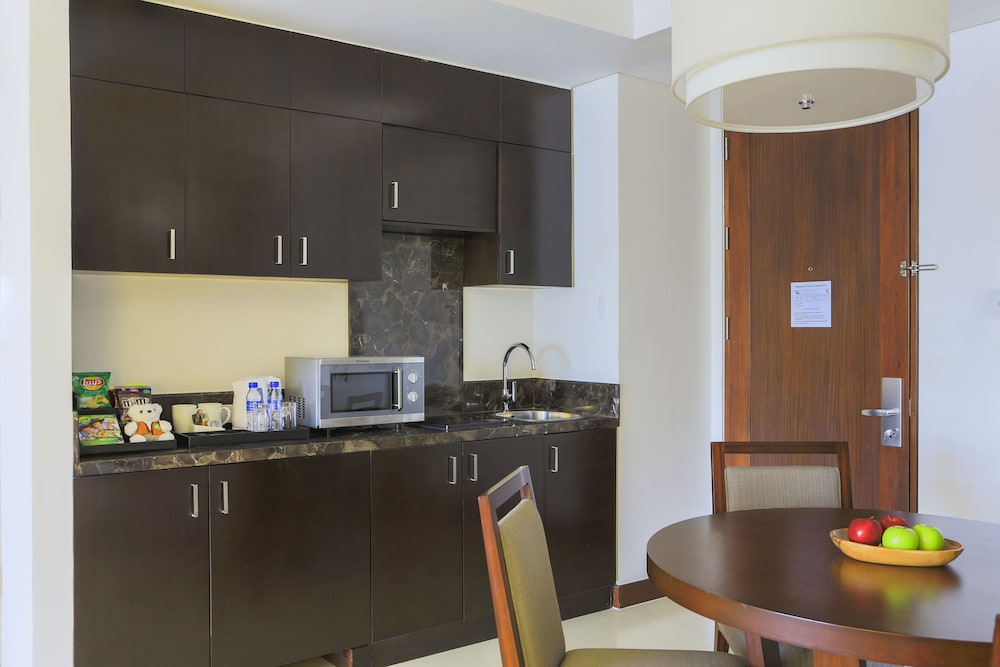 Holiday Inn & Suites Makati 8/75