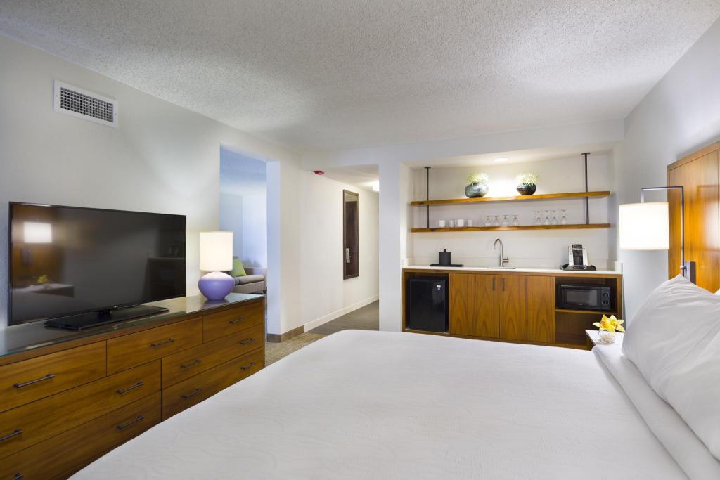 1 BEDROOM, SUITE, KING BED, OCEAN VIEW