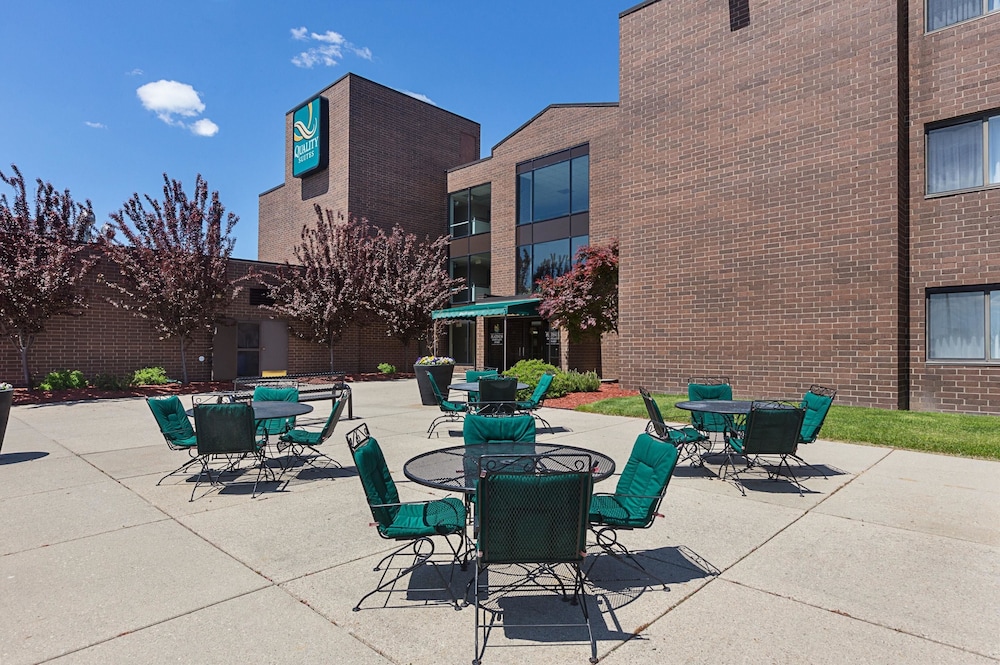 Quality Suites Lansing West 27/45