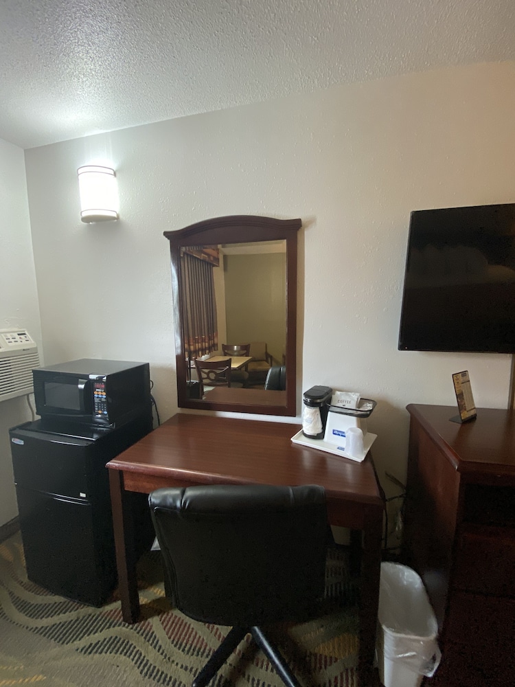 Travelodge by Wyndham La Porte/Michigan City Area 41/50