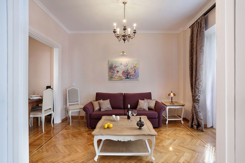 V1935 Luxurious Apartments 37/49
