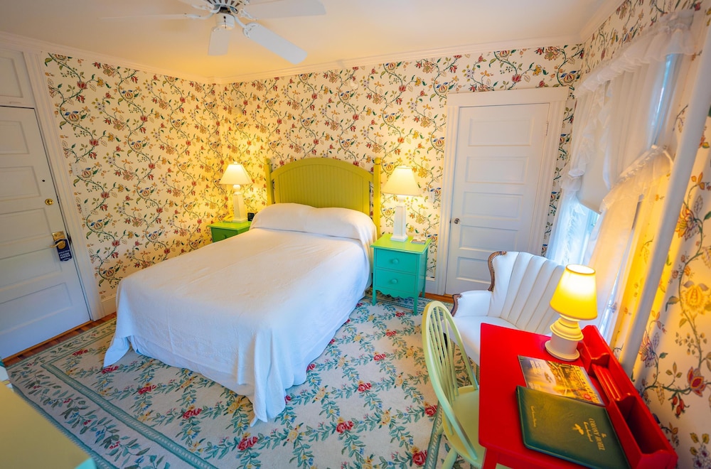 Garden, Queen Bed، The Colony Hotel 4/10