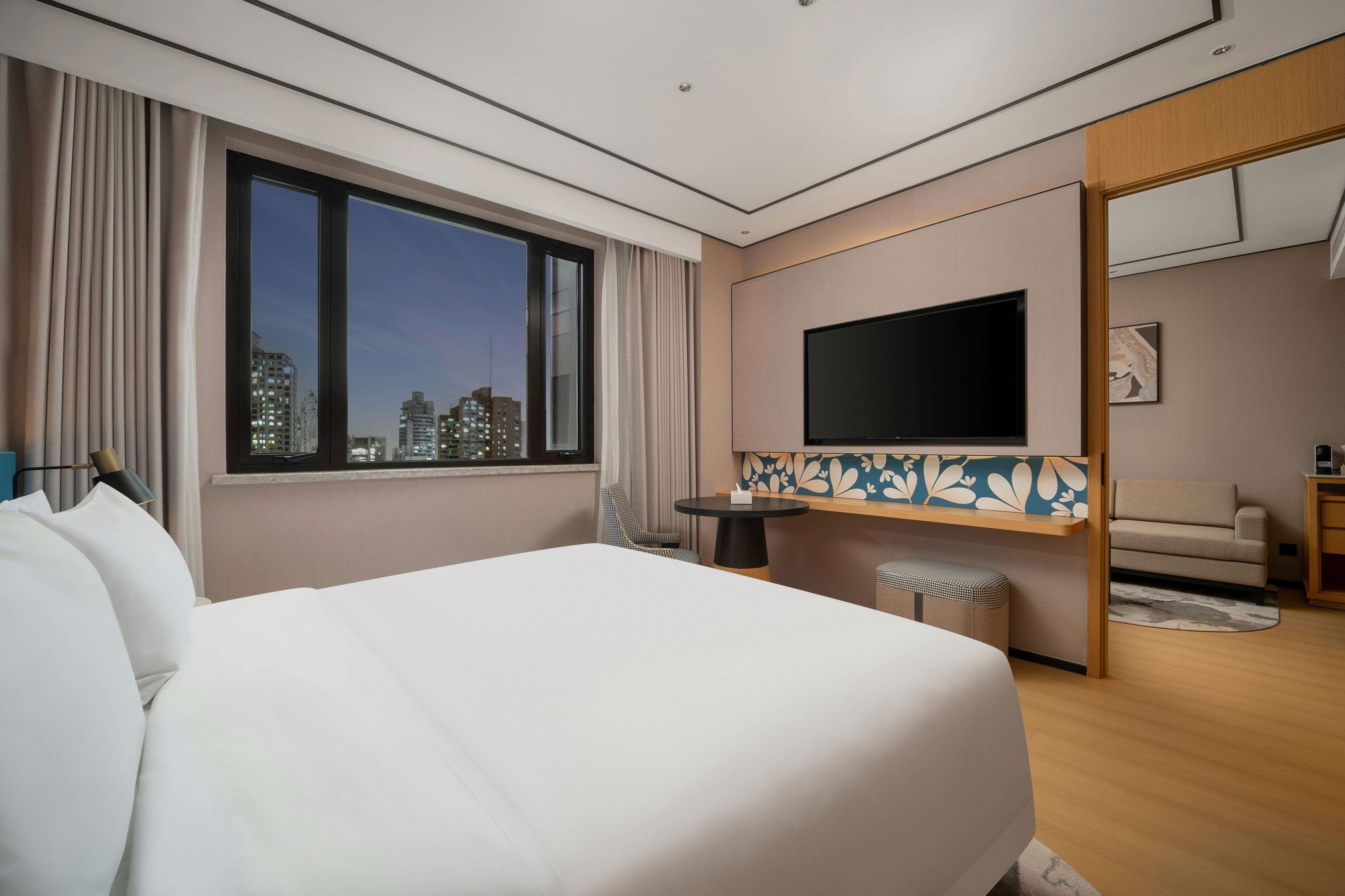 DELUXE, SUITE, KING BED