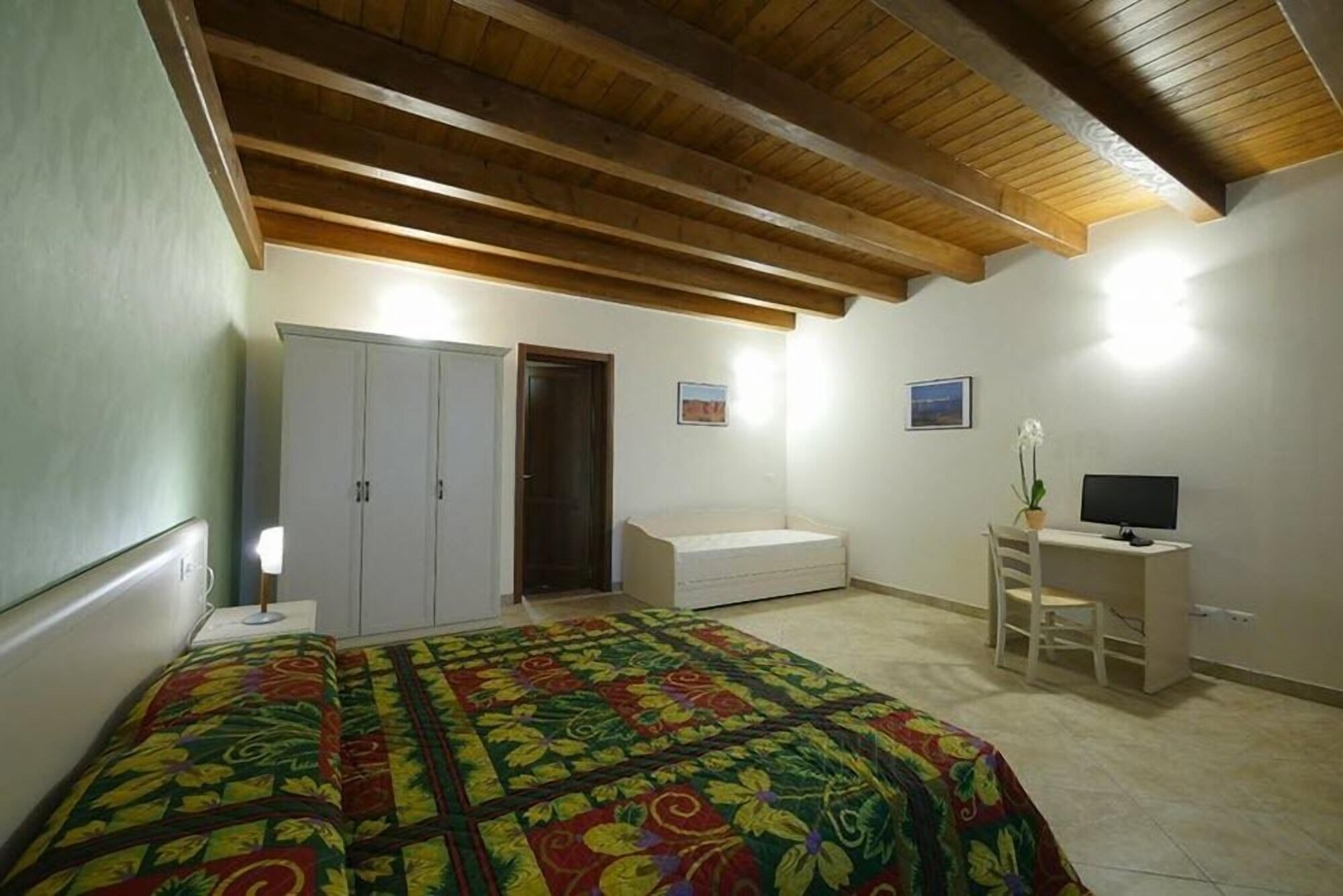 ROOM, QUADRUPLE