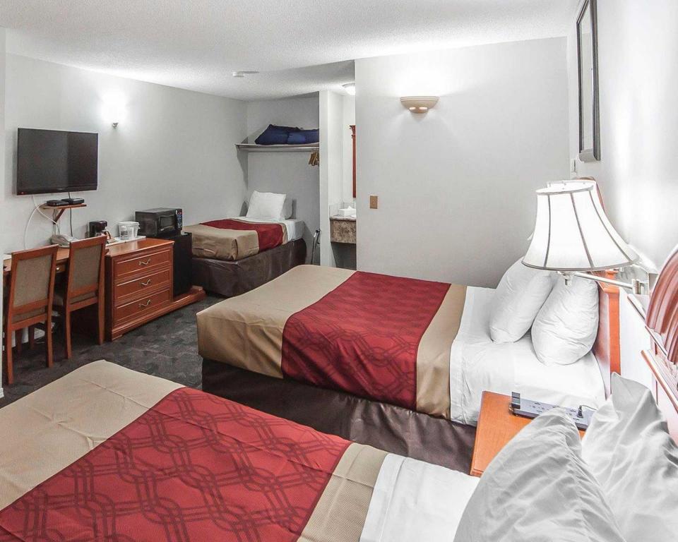 Room, Single Bed, 2 Queen Beds, Econo Lodge Inn & Suites Drumheller 4/4