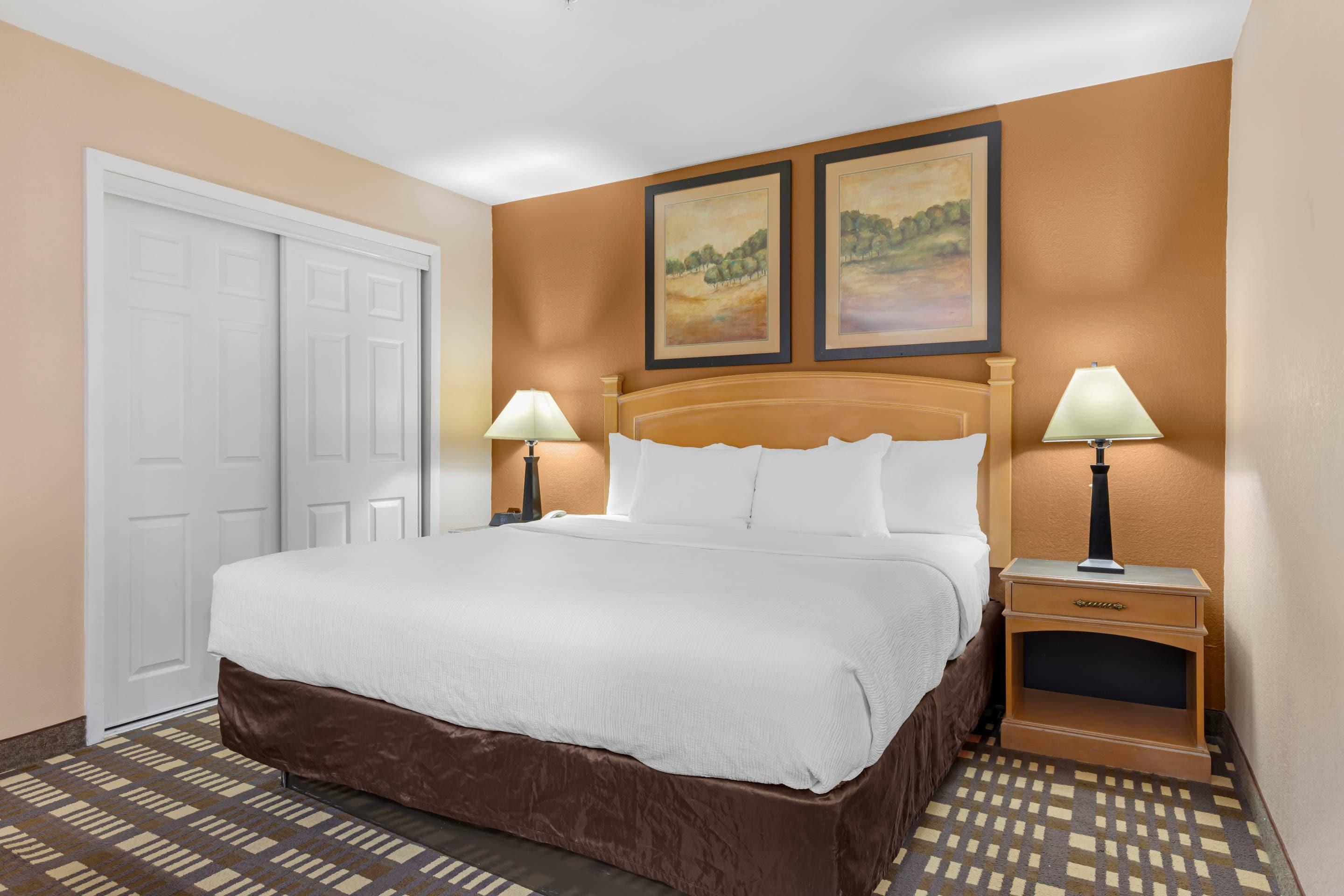 SUITE, KING BED, ACCESSIBLE