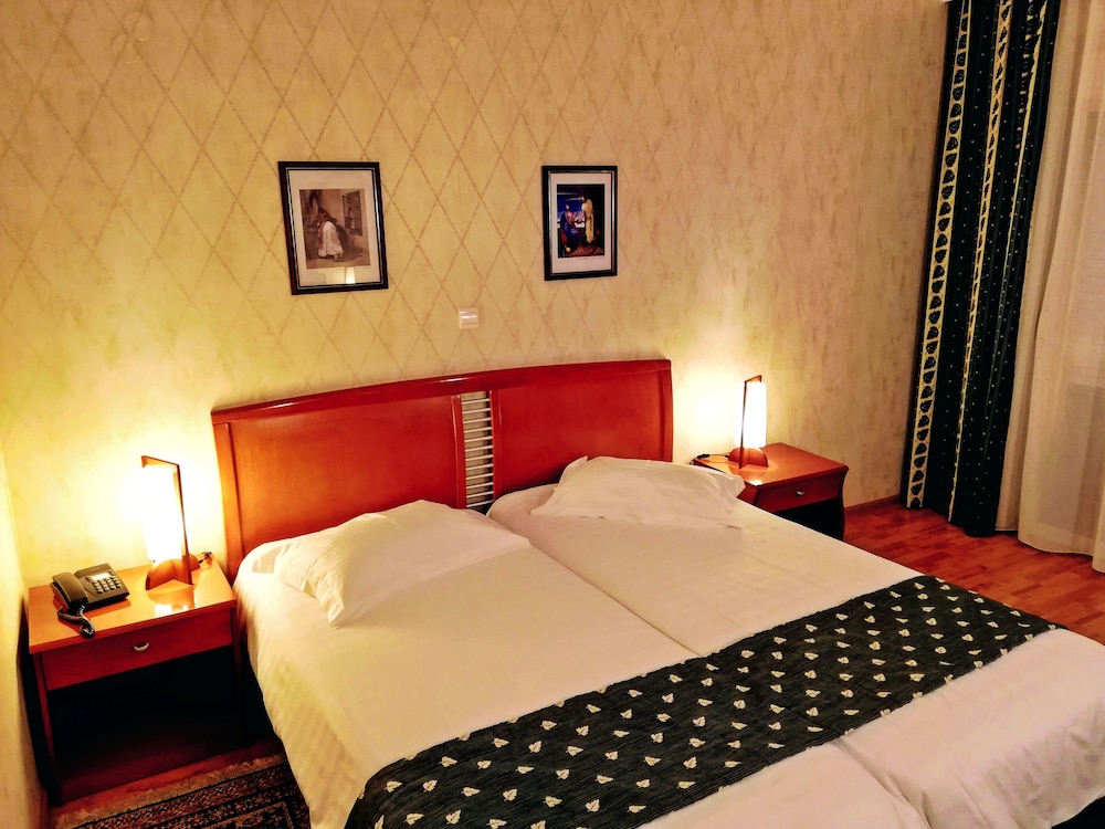 Ambassador Hotel 23/50