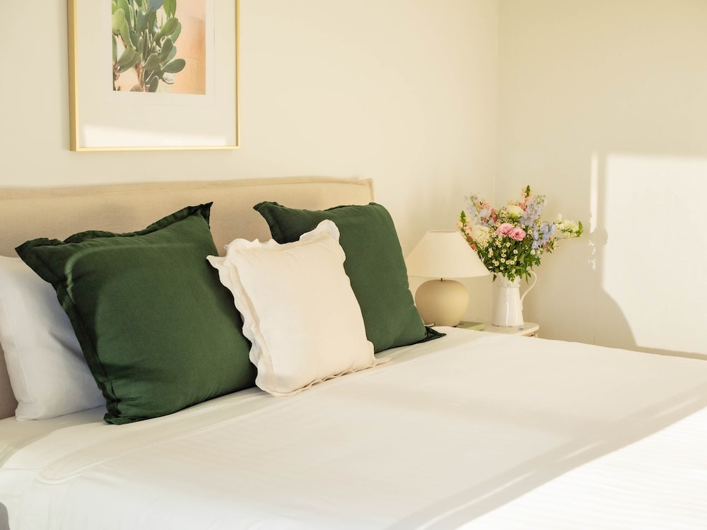 SHEER PLEASURE ACCOMMODATION 23/50