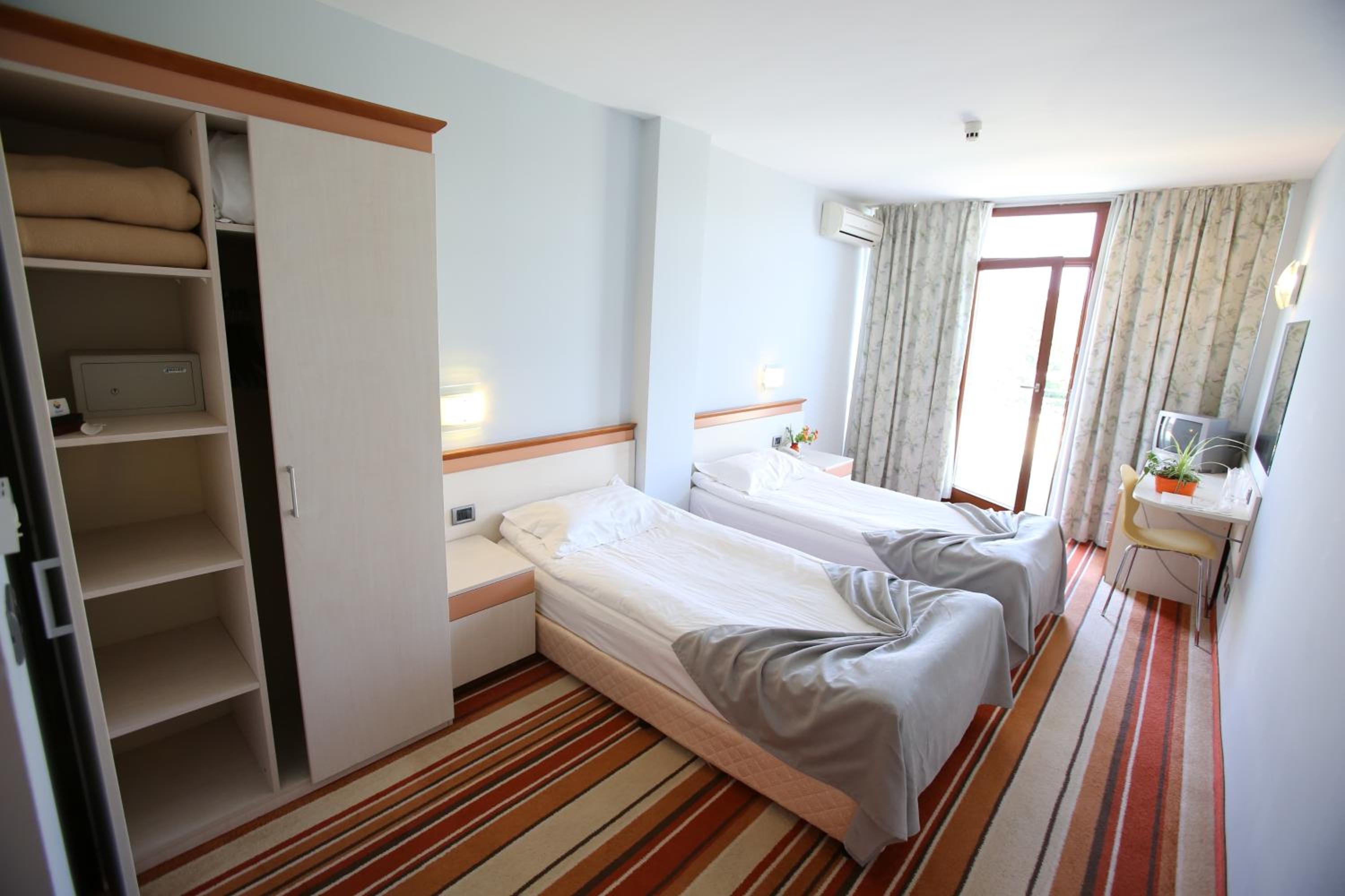 غرفة ثلاثية بشرفة، Koral Hotel 2/4
