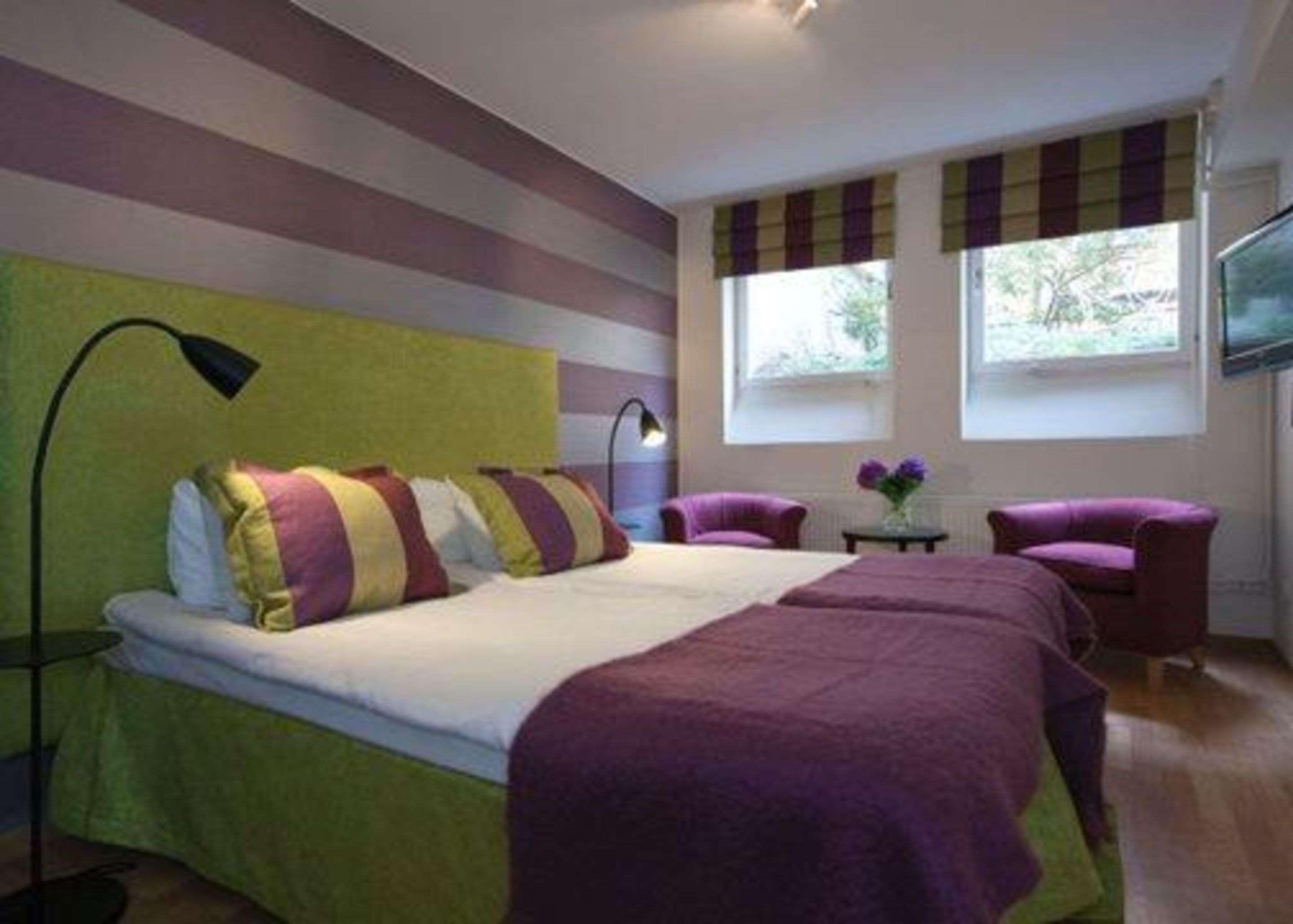 Old, Standard, Twin Beds