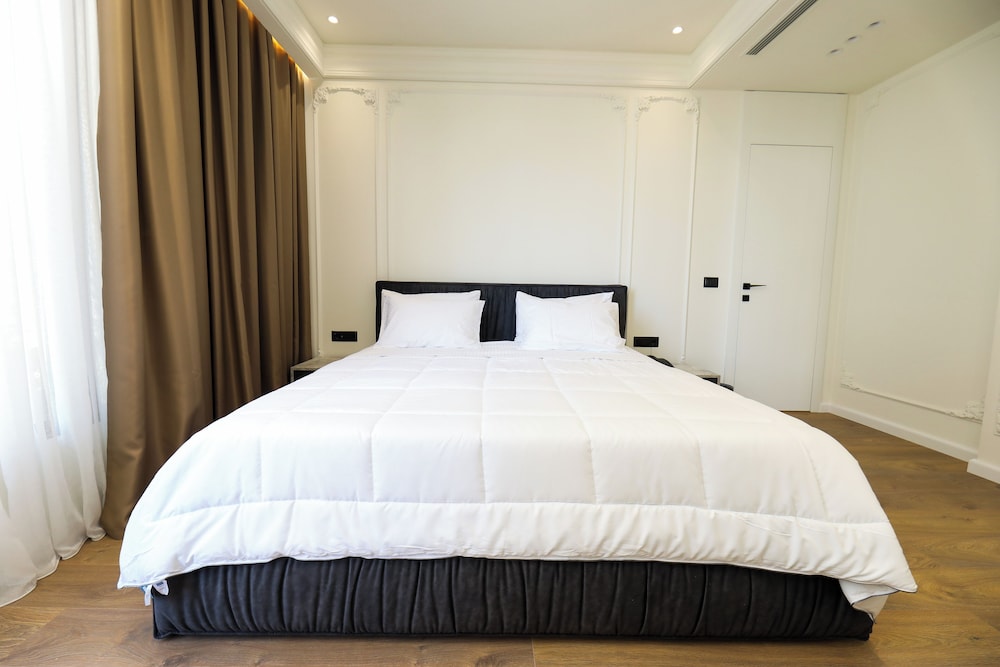 Hotel Adore 26/60