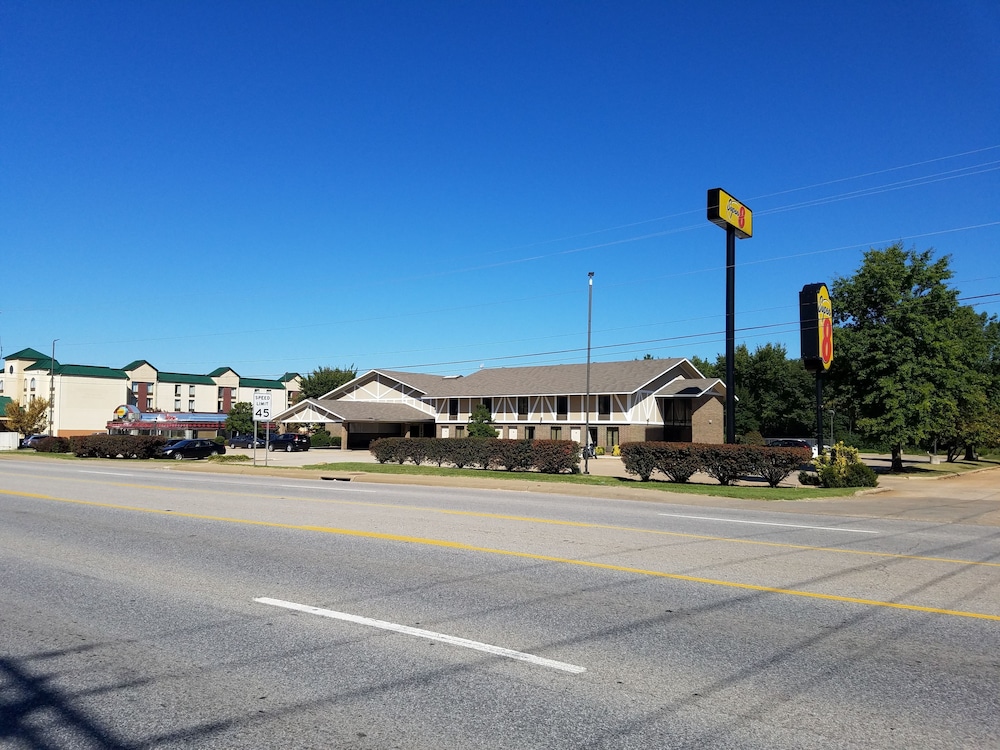 Super 8 By Wyndham Bentonville 48/59