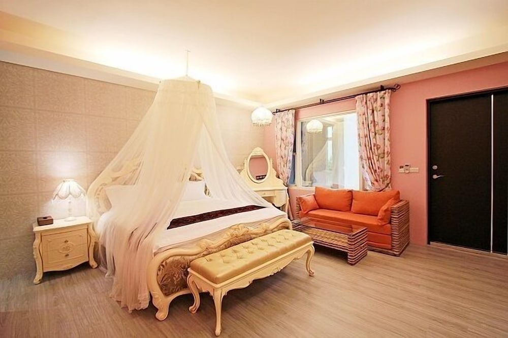 Cai Feng B&amp;B 17/37