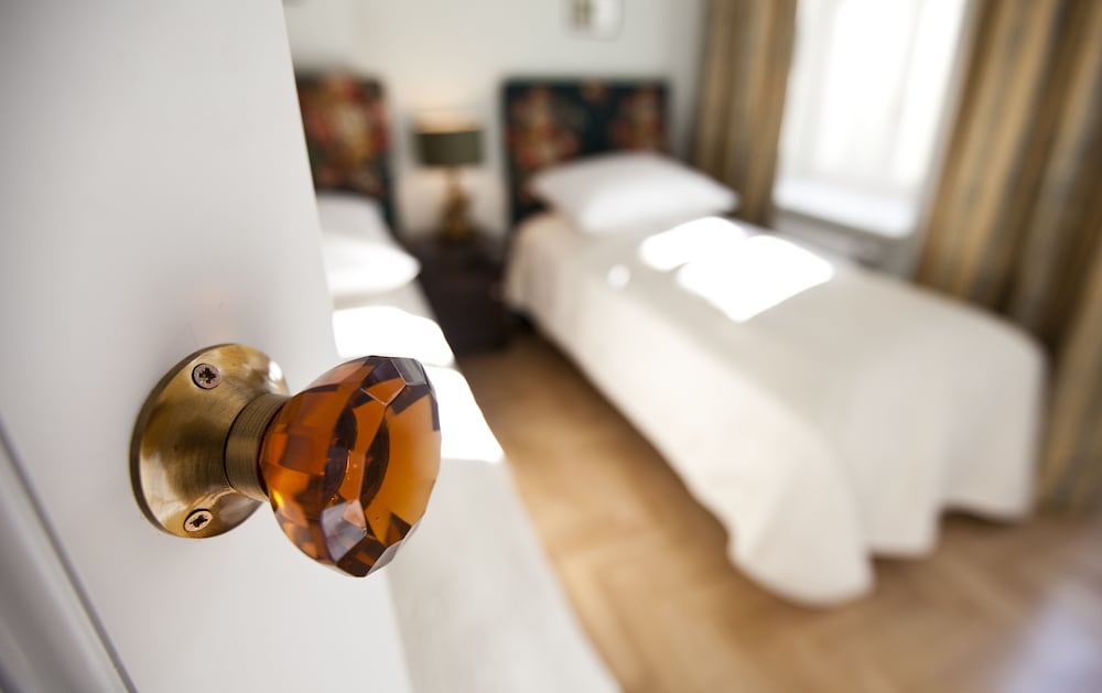 CRYSTAL SUITES CHEZ HELENA 34/64