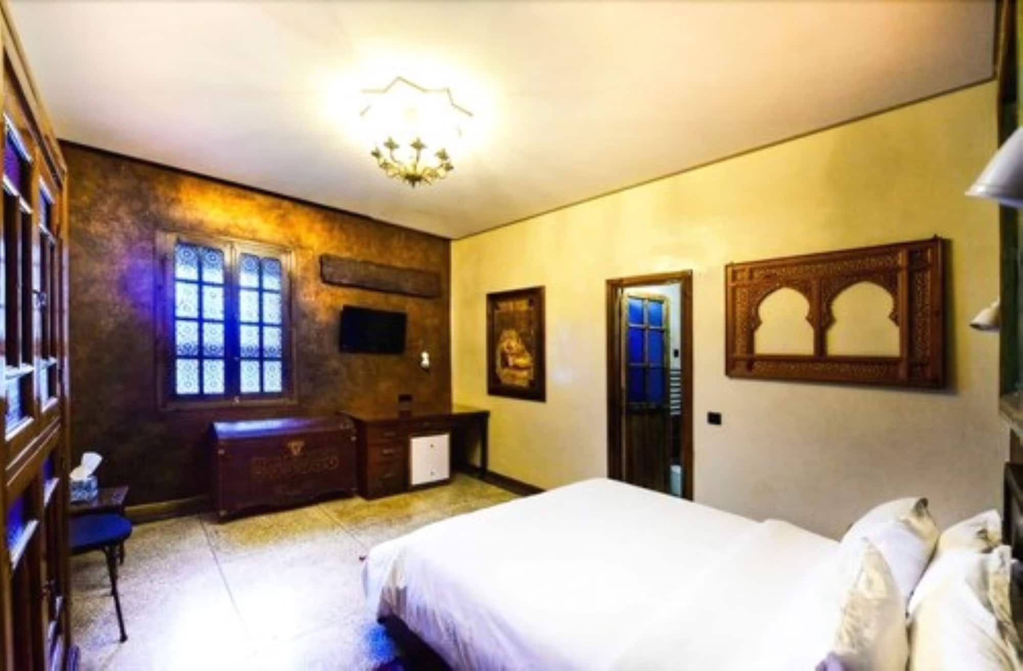 DELUXE, DOUBLE BED