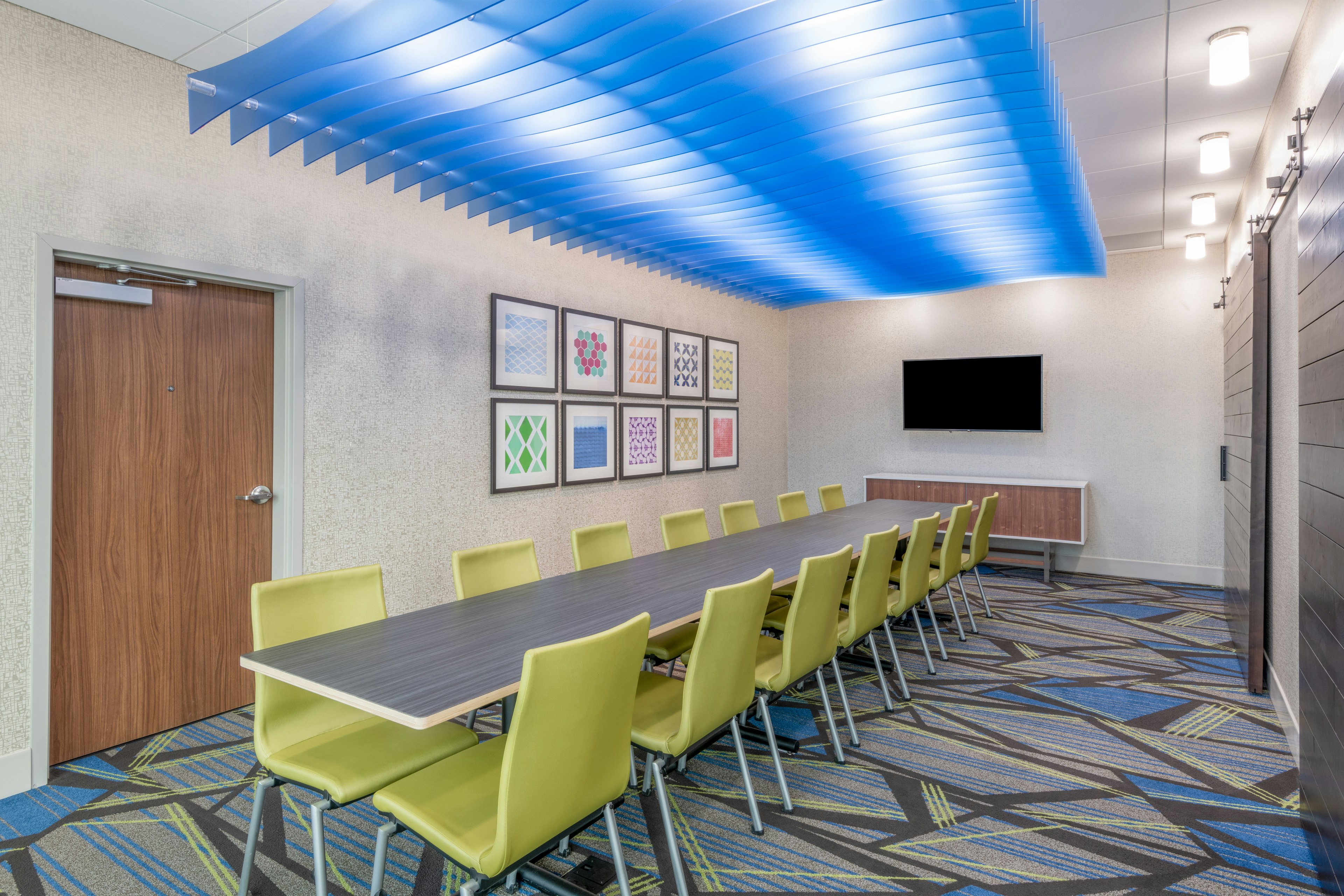 Holiday Inn Express & Suites Phoenix - Airport North 51/71