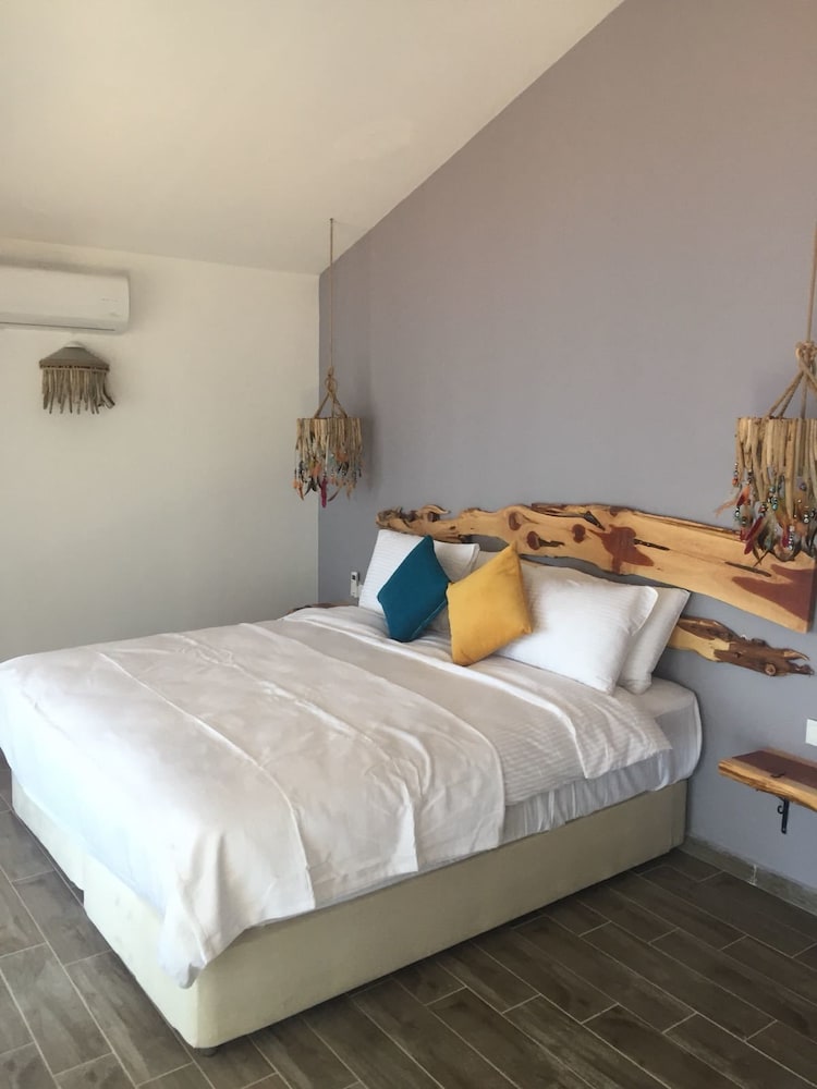DELUXE, SUITE, QUEEN BED, SEA VIEW