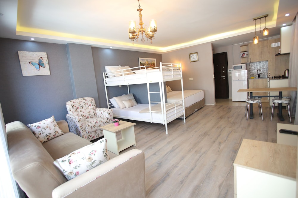 La Casa Suites 24/34