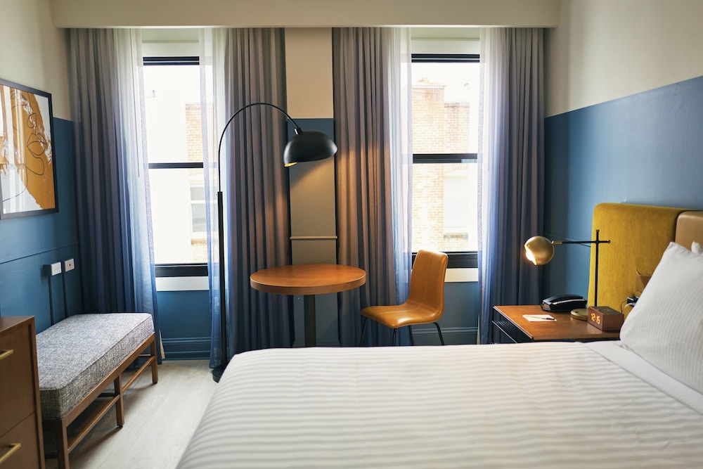 DELUXE, KING BED