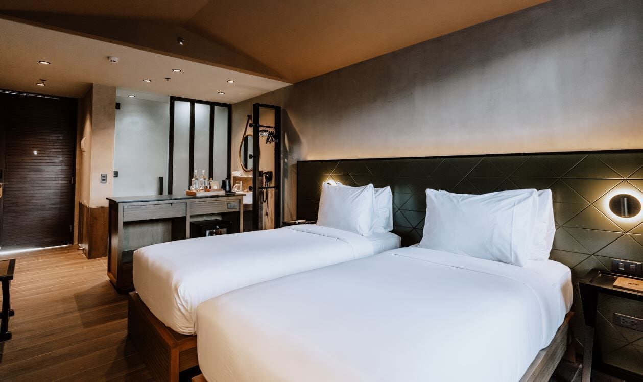 DELUXE, DOUBLE OR TWIN BED