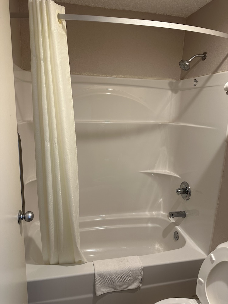 Quality Inn Ashland, KY 64/66