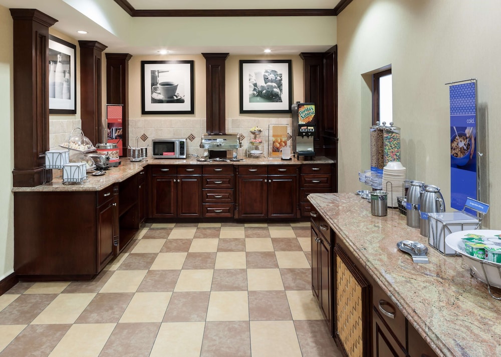 Hampton Inn Suites Dallas Arlington South 37/50