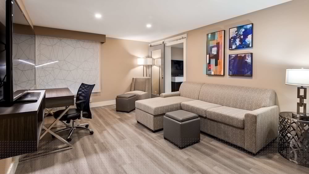 Best Western Plus Greenville I-385 Inn & Suites 37/53