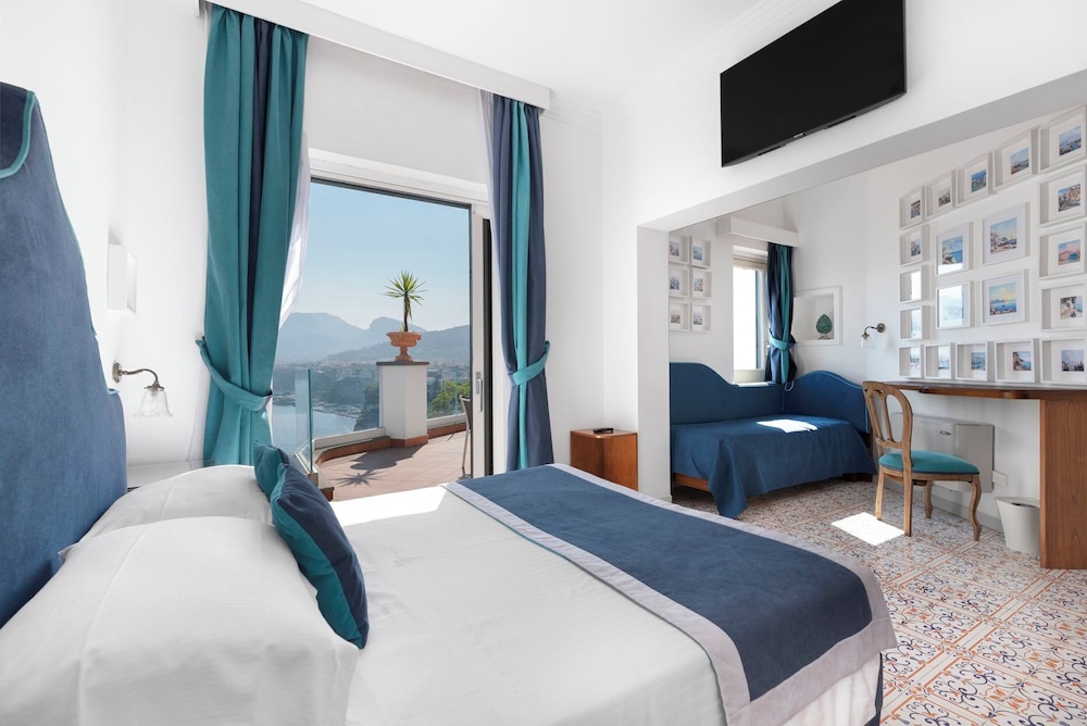 DELUXE, DOUBLE BED, SEA VIEW