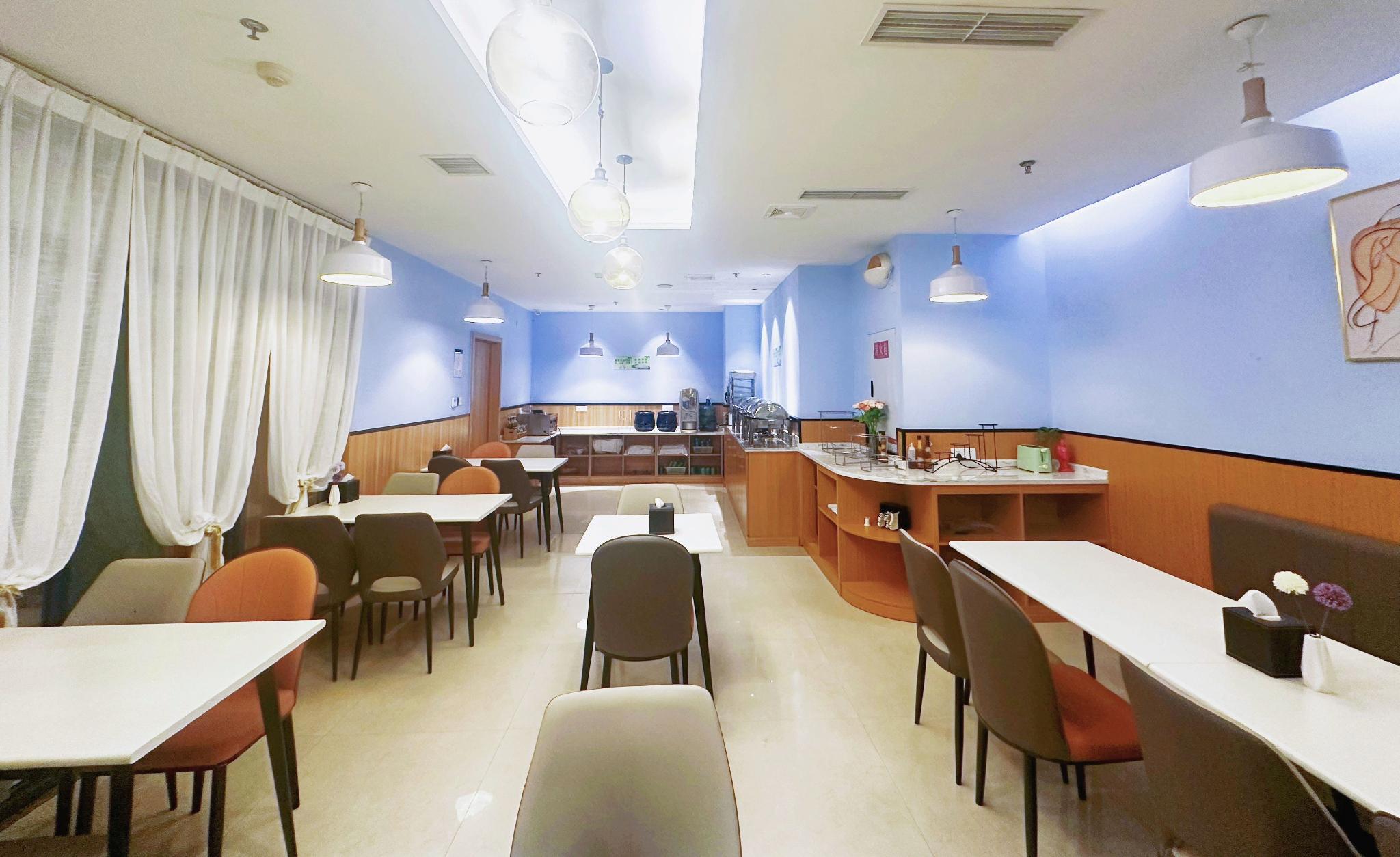 Seaman Hotel (Chongqing Jiazhou Hongqi Hegou Light Rail Station) 38/42