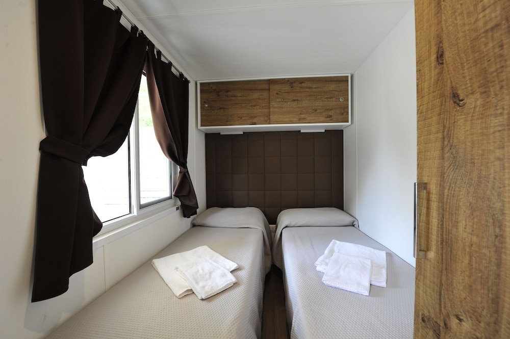 3 Bedrooms, 1 Double and 4 Single Beds