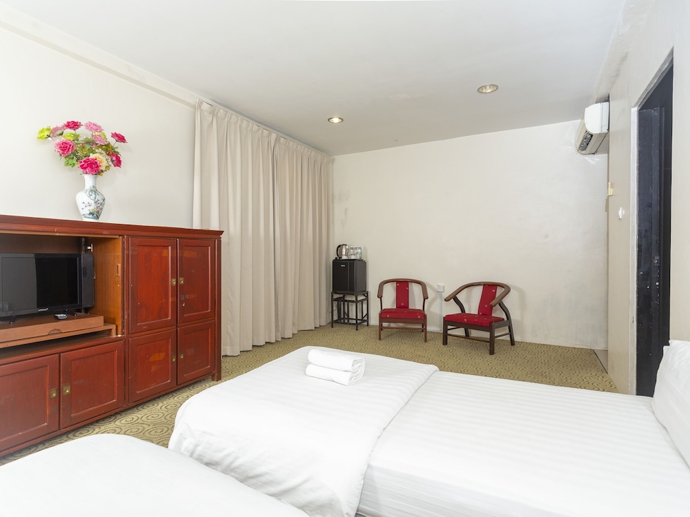 OYO 89619 De Choice Hotel 8/23