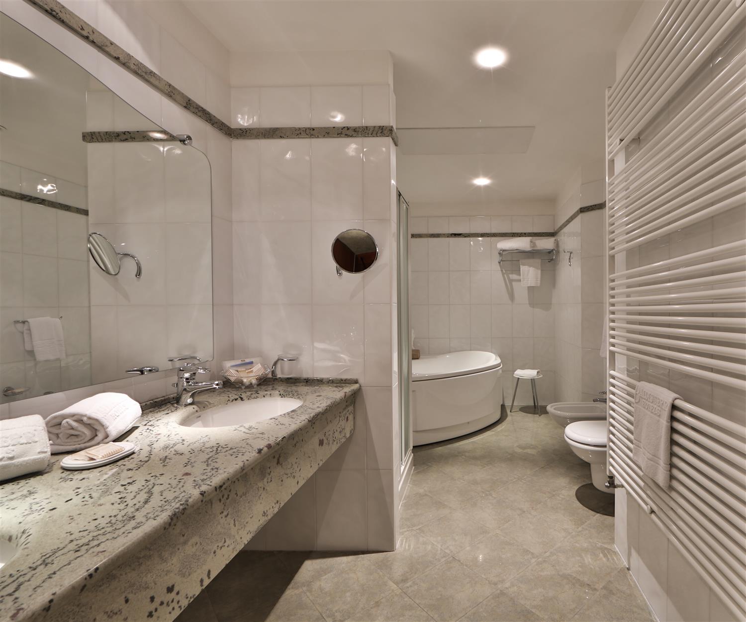 جناح تنفيذي بسرير كوين بجاكوزي، Best Western Hotel Globus City 2/2