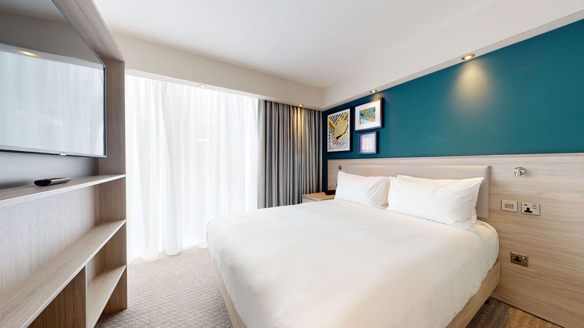 PREMIUM, QUEEN BED, LIVING AREA