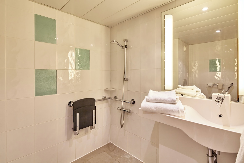 غرفة بسرير مزدوج، B&B Hotel Cergy Port 4 Stars 3/3