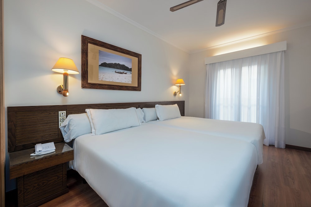 Connecting, 4 Double Beds, Senator Cadiz Spa Hotel 3/4