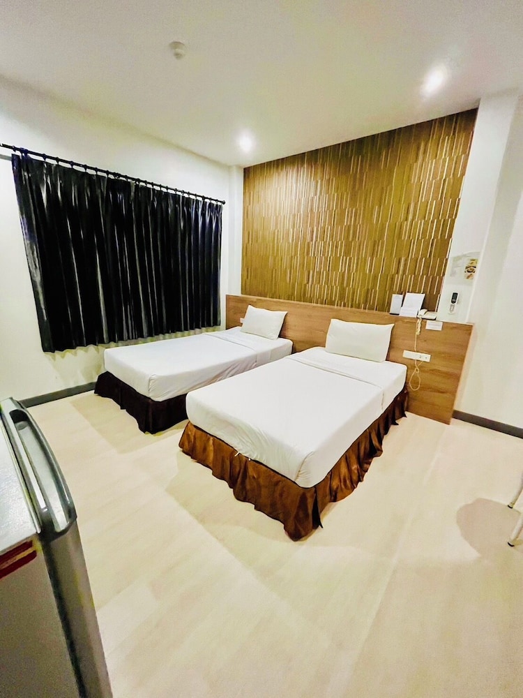 ROOM, TWIN BEDS