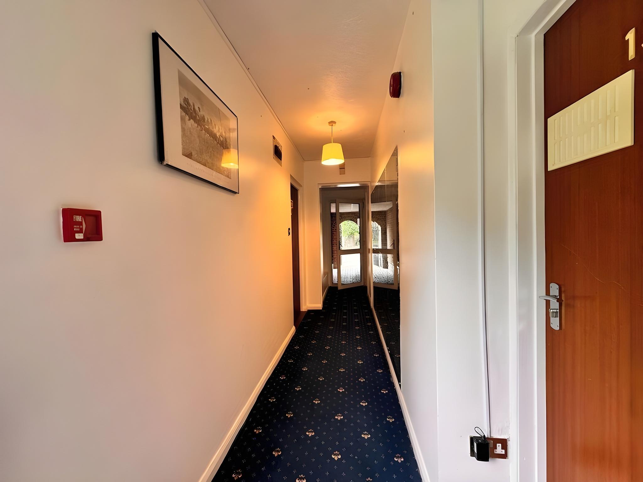 High Trees Guest House Gatwick 24/49