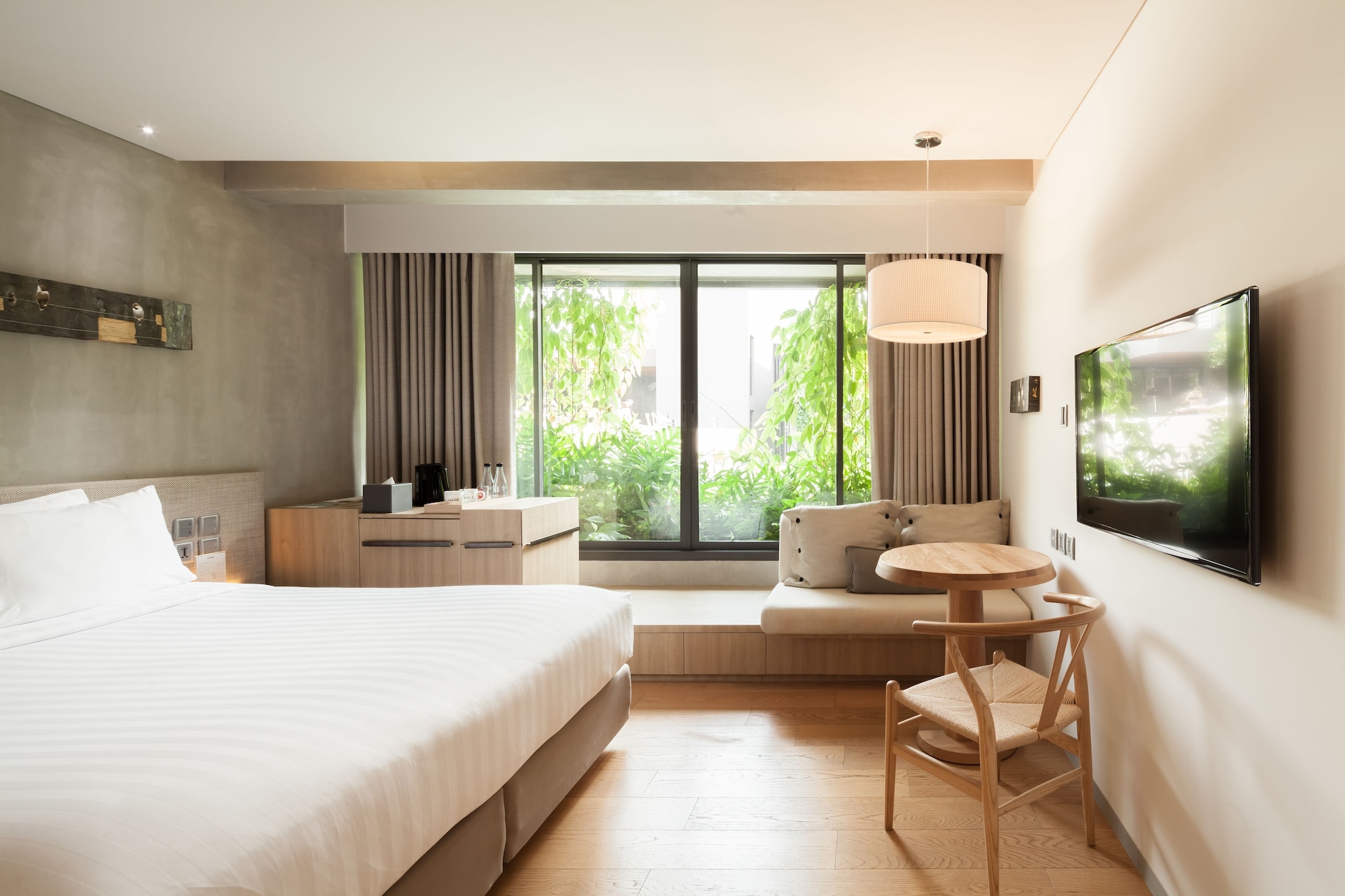 SUPERIOR, SUITE, BATHTUB