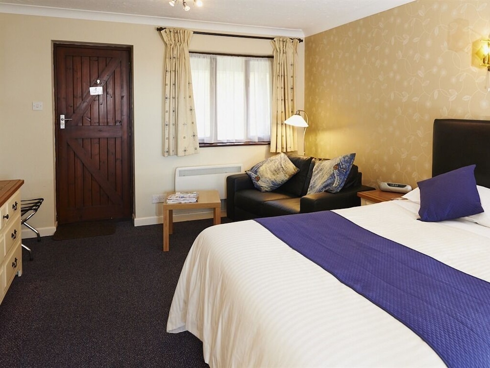 Marsham Arms Coaching Inn Hotel 18/65