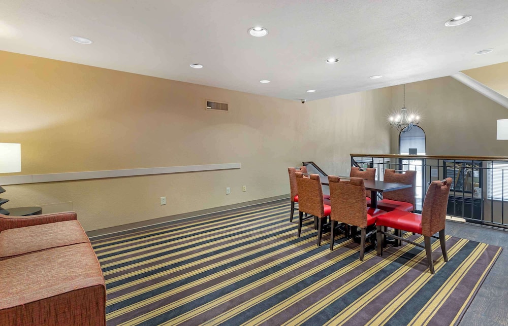 Lobby at Studio 6 Extended stay - St Louis, MO - Westport/Craig Road, MARYLAND HEIGHTS - MO