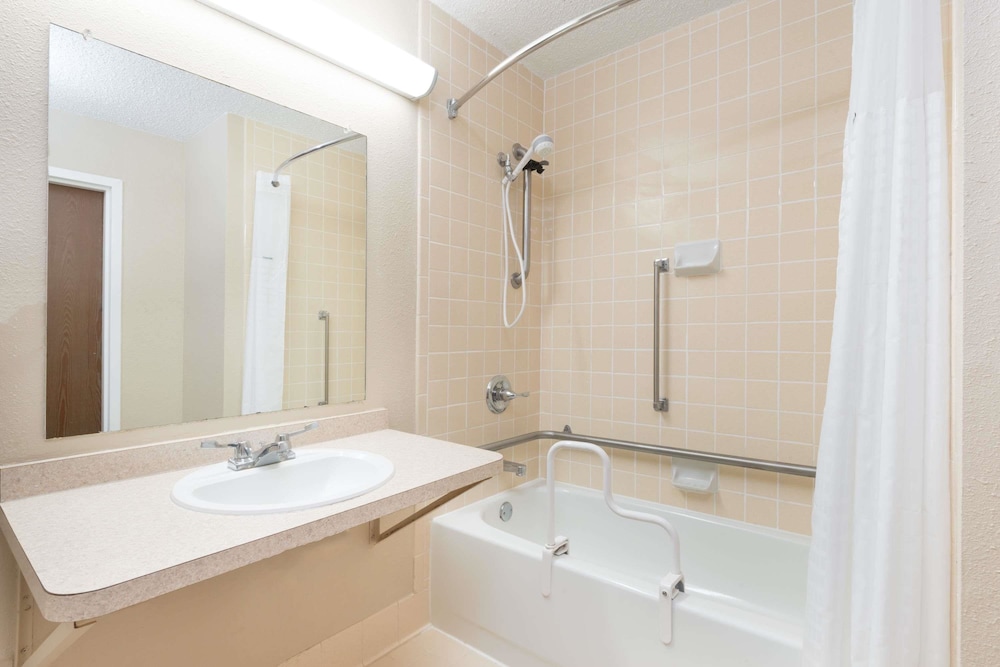 Days Inn by Wyndham Gillette 4/15