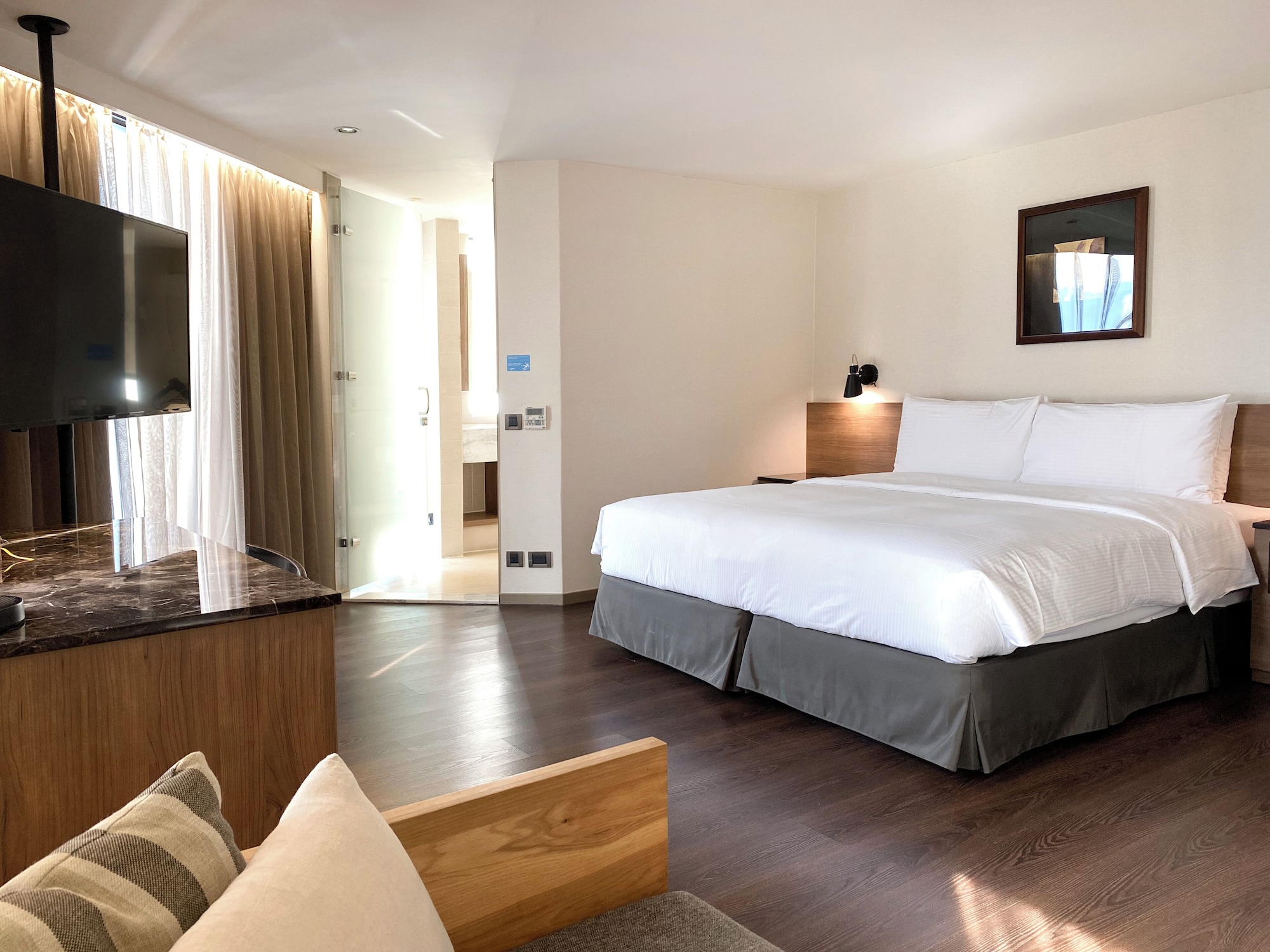 EXECUTIVE, SUITE
